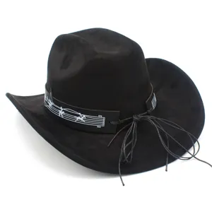Vue détaillée du chapeau de cowboy en daim noir avec bande de chapeau musicale unique.
