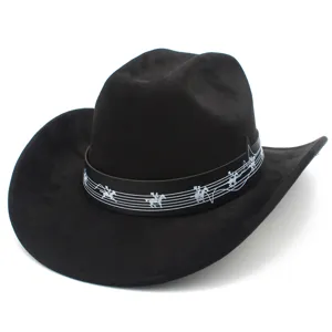 Detail de chapeau de cowboy en sude noire avec bracelet en cuir et motif musical unique.