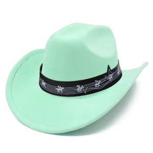 Chapeau de cowboy en daim vert menthe avec bande à motif de notes de musique et chevaux