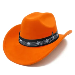 Gros plan du chapeau de cowboy en daim orange, montrant le bandeau noir et les motifs.