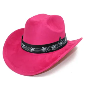Gros plan détaillé du chapeau de cowboy en daim rose montrant le design unique du ruban musical.