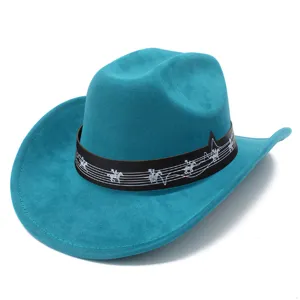Gros plan du chapeau de cowboy en suédine turquoise avec bande de notes de musique et style western.