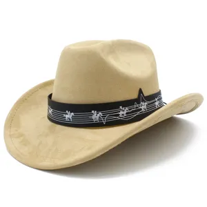 Vue détaillée du chapeau de cowboy en suédine beige avec un ruban de notes de musique.