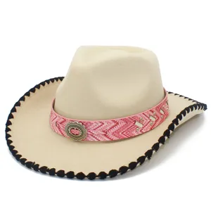 Detailaufnahme des eleganten Retro beige Western Cowboyhuts mit rosa Band und Schnalle.
