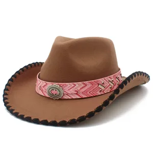 Brauner Western Cowboyhut mit rosa Schmuckband, Metallschnalle und Krempendetail Nahaufnahme