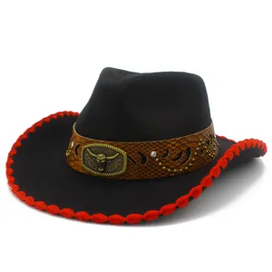 Vista detallada del sombrero de vaquero negro con borde rojo, banda de serpiente y hebilla.