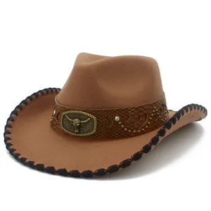 Sombrero de vaquero marrón retro con banda de serpiente, insignia de toro de metal y borde tejido.