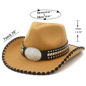 Détail de chapeau de cowboy occidental strass, chapeau en feutre kaki avec clous.