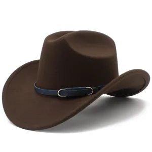 Primo piano dettagliato del cappello fedora marrone con cinturino blu e fibbia metallica.