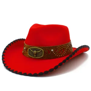 Detalle de sombrero de vaquero occidental rojo con banda marrón y hebilla de toro metal.