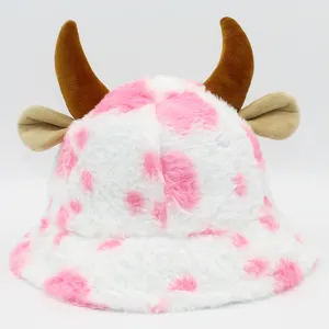 Pluche koe bucket hat detailopname, zachte stof met schattige bruine hoorns en vlekken.