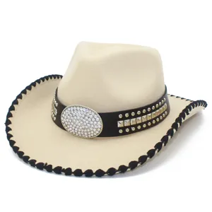 Vue détaillée du chapeau de cow-boy western élégant avec strass et rivets en métal sur le bord.