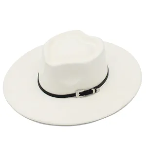 Cappello fedora corona cuore bianco texture camoscio vintage tesa piatta jazz dettaglio