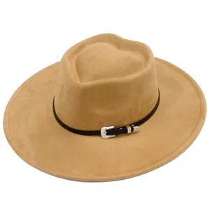 Dettaglio del cappello fedora in camoscio cammello con corona a cuore e fibbia d'argento.