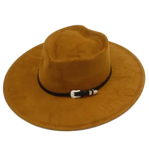 Vista dettaglio cappello fedora in camoscio marrone, tesa larga, cappello jazz con fibbia.