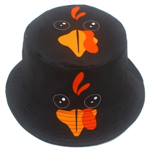 Vista detallada del sombrero negro con lindo estampado de pavo de Acción de Gracias para exteriores.