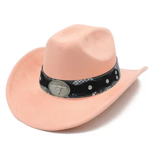 Rosa Wildleder Western Cowboy Hut mit Schlangenmuster Band und Metall Stierkopf Schnalle.