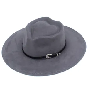 Primo piano del cappello in camoscio grigio con corona a forma di cuore e fibbia della cintura nera.
