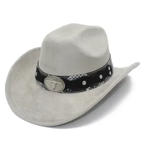 Grauer Wildleder Western Cowboyhut mit Schlangenmuster Band und Metallstierschädel Detail.