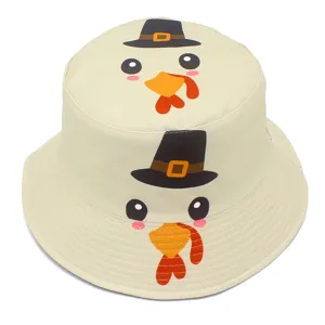 Vista detallada que muestra el lindo patrón de dibujos animados de pavo en el sombrero.