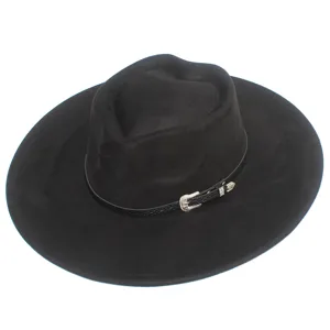 Cappello fedora in camoscio nero con dettaglio cuore sulla corona e fibbia in metallo.