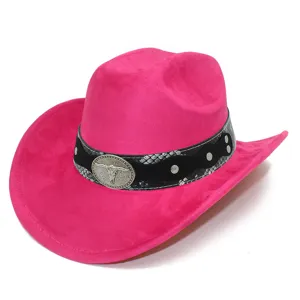 Detailansicht des pinken Wildleder-Cowboyhuts mit Schlangenmuster-Band und Stierschädel-Abzeichen.
