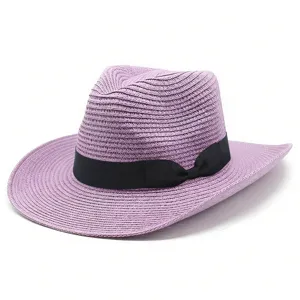 Vista dettagliata del cappello da sole estivo in paglia viola da donna con nastro nero.