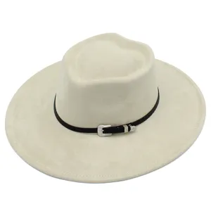 Vista dettagliata del cappello fedora in camoscio con corona a cuore e cintura con fibbia western.