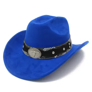 Detail des blauen Wildleder Jazzhutes mit Metall Stierschädel Schnalle und Schlangenmuster Band.