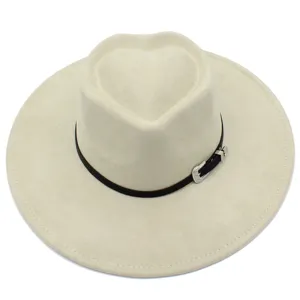 Cappello fedora in camoscio beige con corona a cuore e fibbia elegante dettaglio