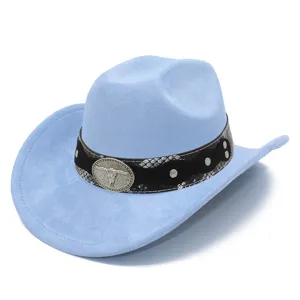 Detailansicht des hellblauen Wildleder-Cowboyhuts mit Schlangenhautband und Stierschädelschnalle.