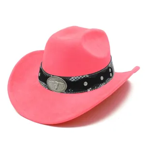 Rosa Wildleder Western Cowboy Hut Detail mit Schlangenmuster Band und Stierschädel Abzeichen.