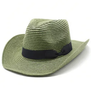 Primo piano dettagliato del cappello di paglia verde con tessitura e nastro nero fine.