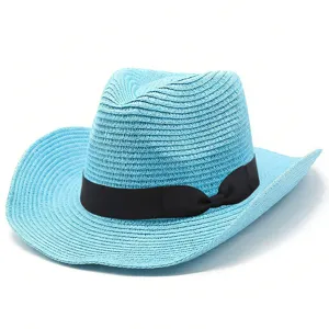 Primo piano dettagliato del cappello da cowboy in paglia intrecciata azzurro con nastro.