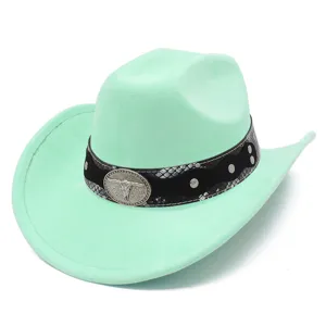 Detailaufnahme des mintgrünen Cowboyhutes mit Schlangenleder-Band und Stierschädel-Schnalle.