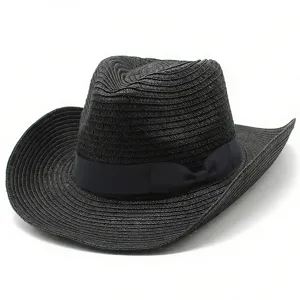 Detail de chapeau de paille noir avec tissage texture et un elegant ruban pour look estival.