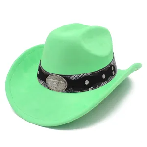 Grüner Wildleder-Cowboyhut mit Schlangenmuster-Band und Stierschädel-Emblem für Partys.