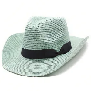 Dettaglio di cappello di paglia verde chiaro, stile cowboy estivo con tesa curva elegante.