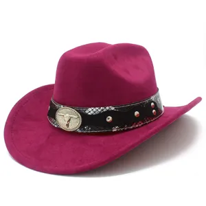Fuchsie Wildleder Cowboyhut mit Schlangenmuster Band und goldenem Stierkopf Abzeichen.