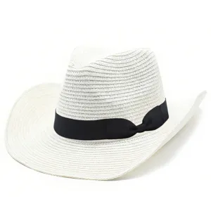 Vista dettagliata di un elegante cappello di palla bianco con nastro nero e tesa ricurva.