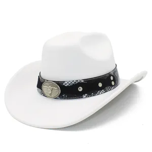 Weißer Western Cowboyhut mit Schlangenhaut Band und Metall Stierkopf Schnalle Detail.