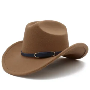 Dettaglio cappello cowboy feltro marrone, tesa curva e cinturino blu in pelle con fibbia metallica.
