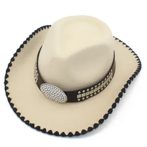 Gros plan du chapeau de cowboy occidental beige avec boucle en strass, rivets et bord.