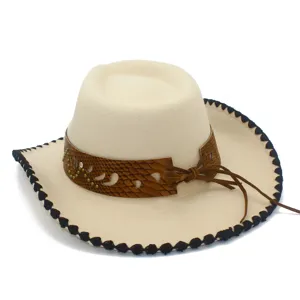 Sombrero de vaquero beige con banda de serpiente marrón, recortes y borde negro pespuntado.