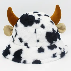 Pluche koeienprint bucket hat met leuke hoorns, warme winter pluche hoed detailweergave.