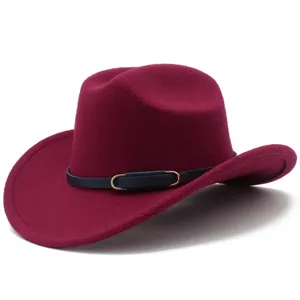 Primo piano di un elegante cappello di feltro bordeaux con cintura in pelle nera e fibbia dorata.