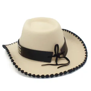 Chapeau de cowboy occidental beige élégant avec bandeau en cuir noir, rivets et bordure.