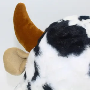 Detail van de pluche koehoorn bucket hat met zachte warme nepvacht en schattig dierenoor.