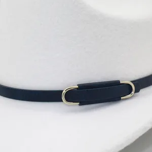 Vista dettagliata di un cappello fedora bianco con cinturino in pelle blu e fibbia.