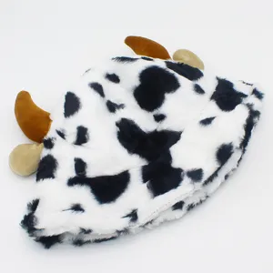 Pluche koeienprint visserhoed met schattige hoorndetails, zachte warme winterhoed.